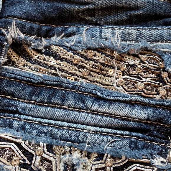 Miss Me Crop Jeans - Picture 4 of 11